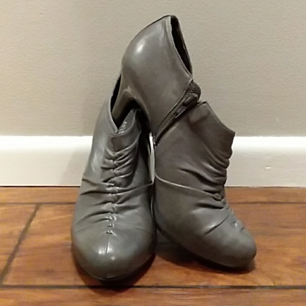 Antonio Melani gray leather booties